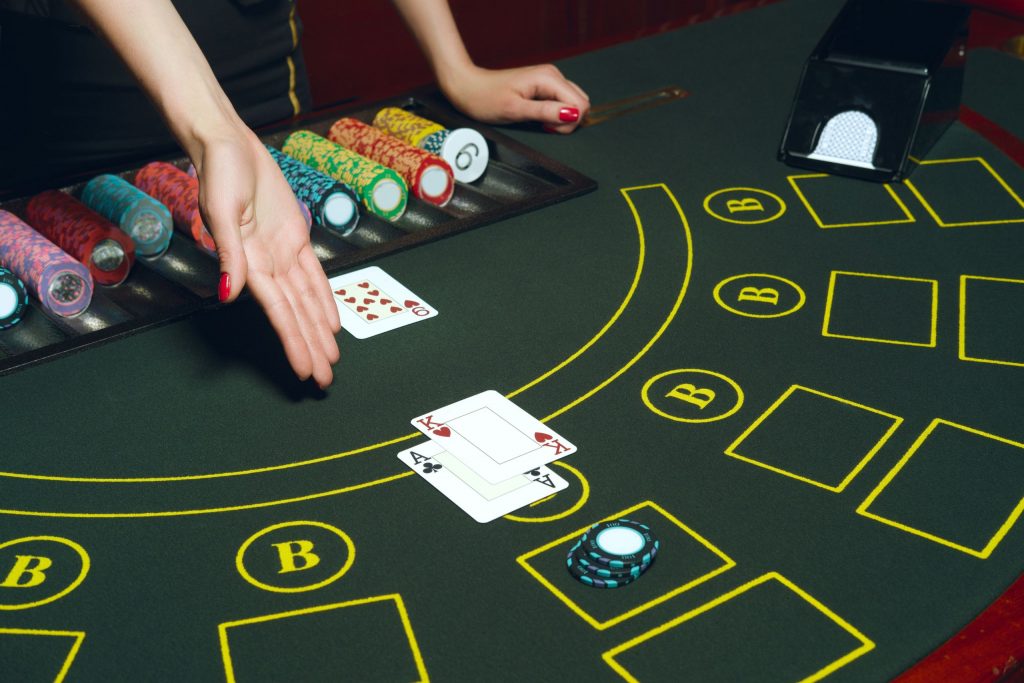 How Live Dealer Games Work in Casinos